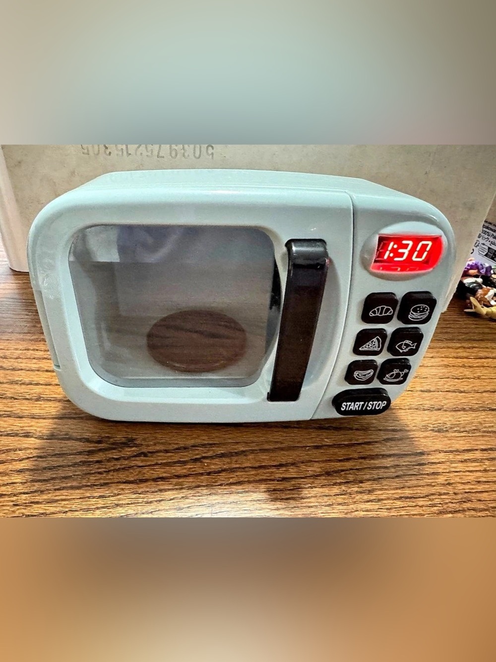 Toy 
Retro Digital Countertop Microwave in Blue